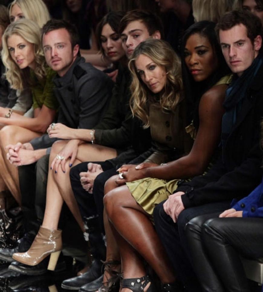 Sarah Jessica Parker jettete ebenfalls von New York nach London. Neben Stars wie Alexa Chung, Douglas Booth und Tennis-As Serena Williams saß sie in der Front Row bei der Show von Burberry Prorsum