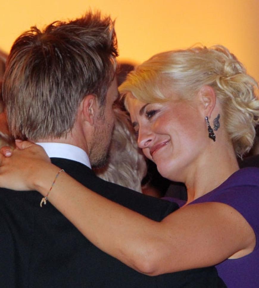 Grund war die öffentliche Flirterei der beiden. Das verliebte Paar konnte ihre Blicke gar nicht voneinander lassen