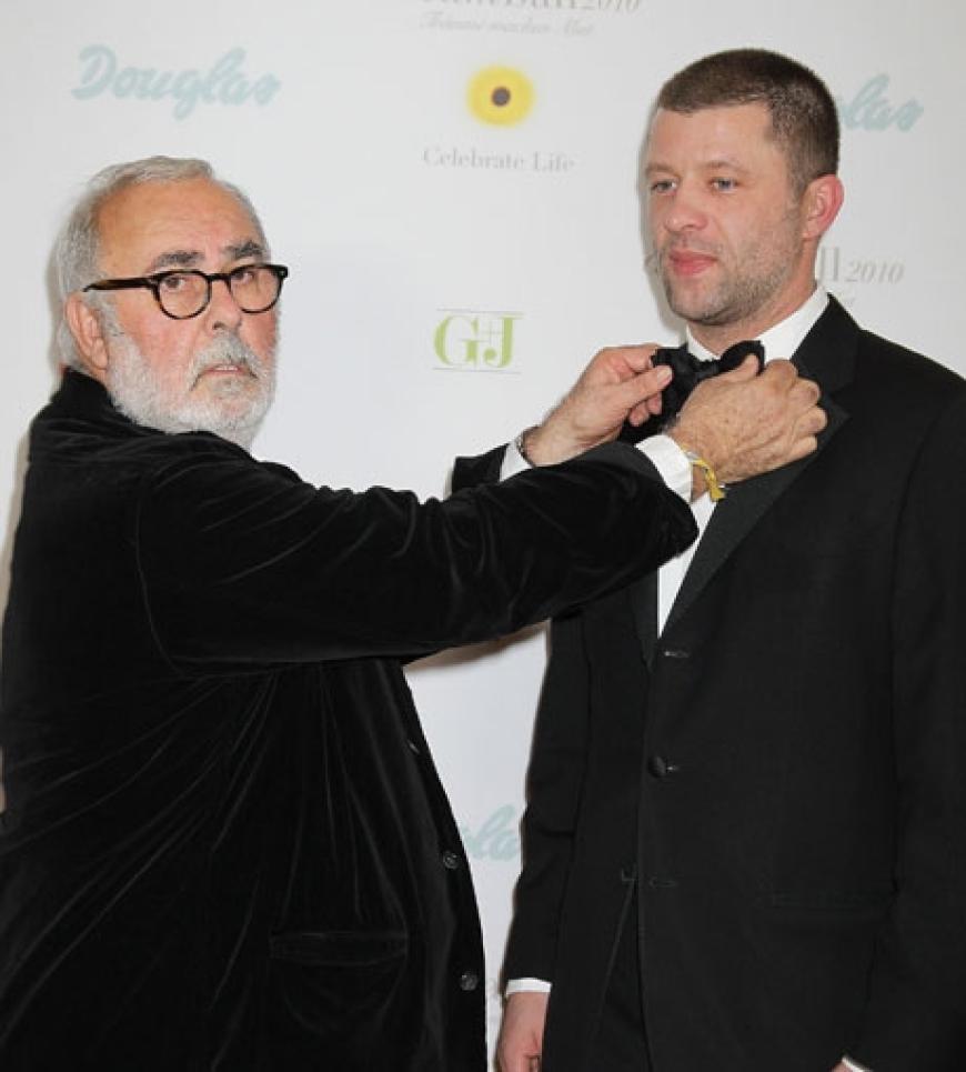 Letzter Styling-Check: Udo Walz legt bei seinem Ehemann Carsten Thamm-Walz noch einmal Hand an