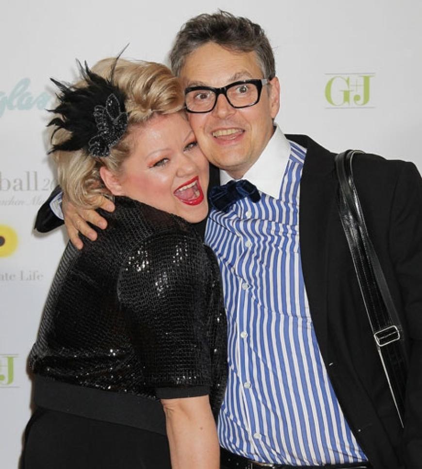 Star-Visagistin Betty Amrhein und Rolf Scheider scherzen auf dem roten Teppich