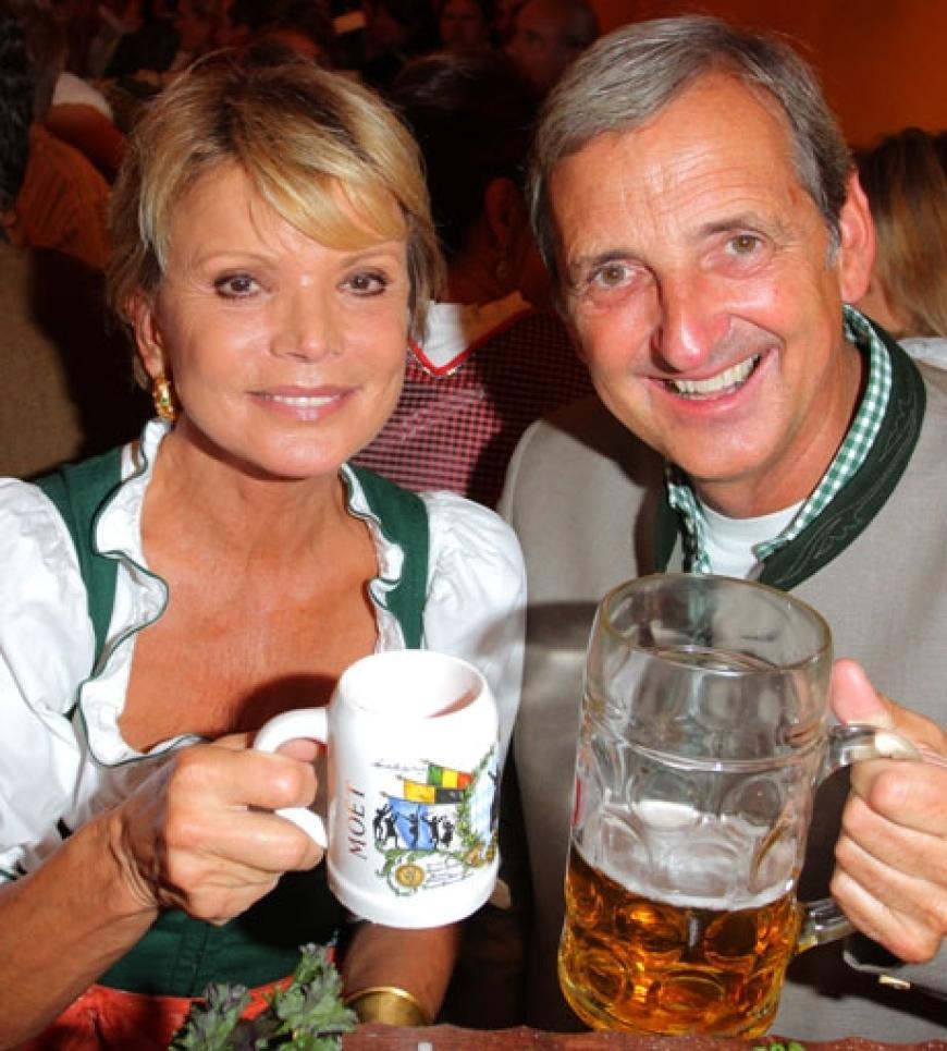 Schauspielerin Uschi Glas stößt mit ihrem Mann Dieter Hermann im Festzelt