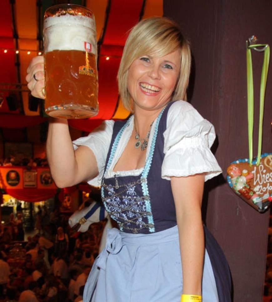 Prost! Schauspielerin Michaela Schaffrath stemmt eine Maß
