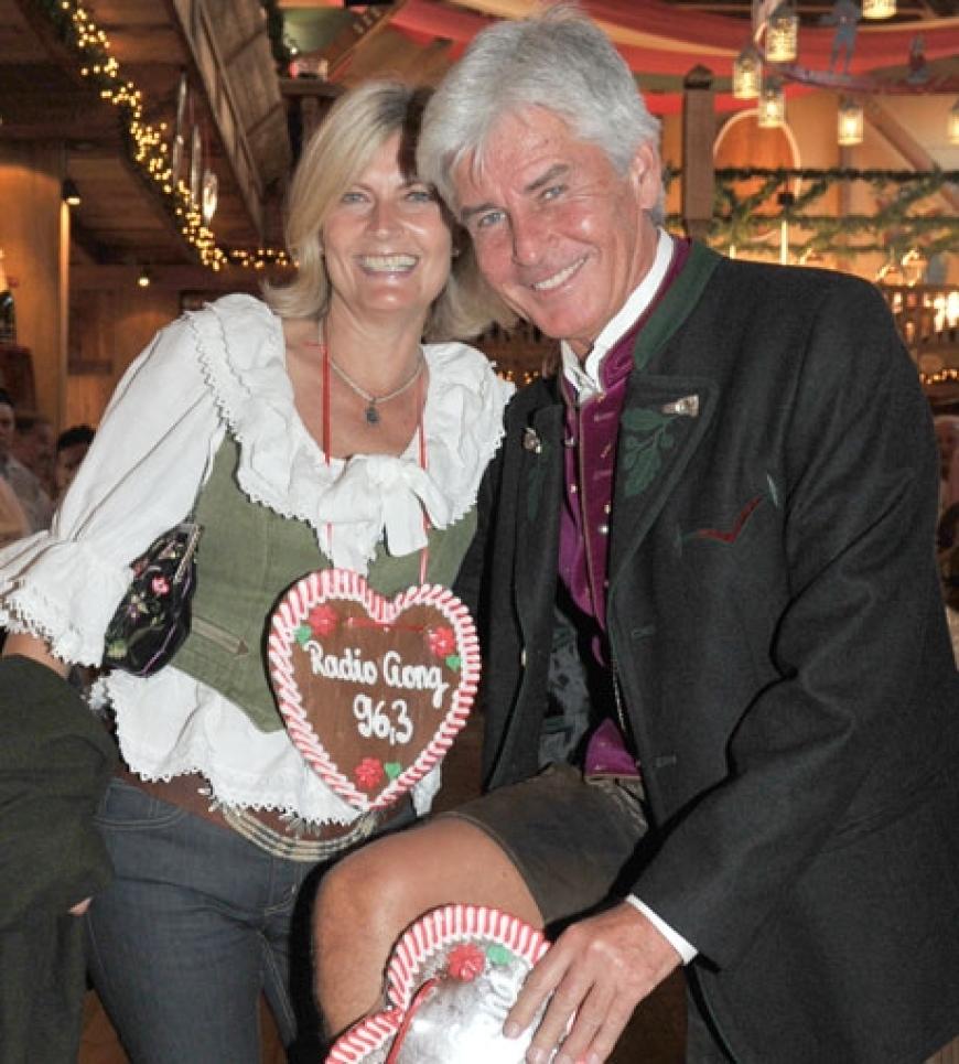 Fesch! Moderator Frederic Meisner und seine Frau Yvonne in traditioneller Tracht