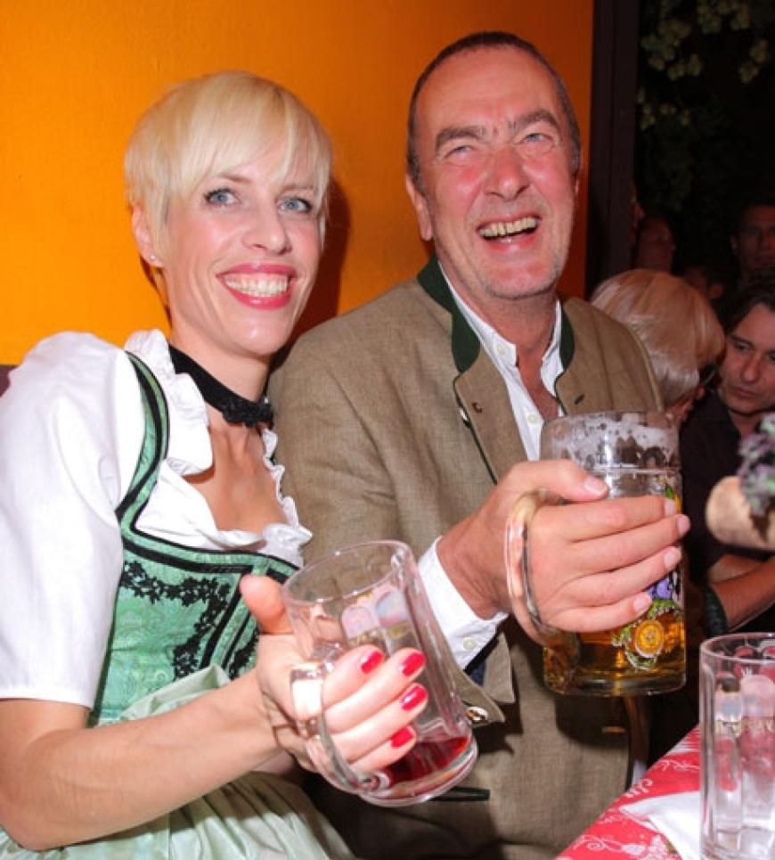 Bereits Wiesn-erfahren: Filmproduzent Bernd Eichinger mti seiner Frau Katja im Festzelt