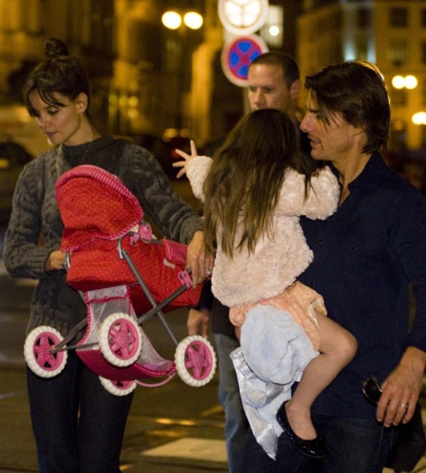 Kein Problem: Mama Katie trägt den Wagen und Papa Tom übernimmt Suri!
