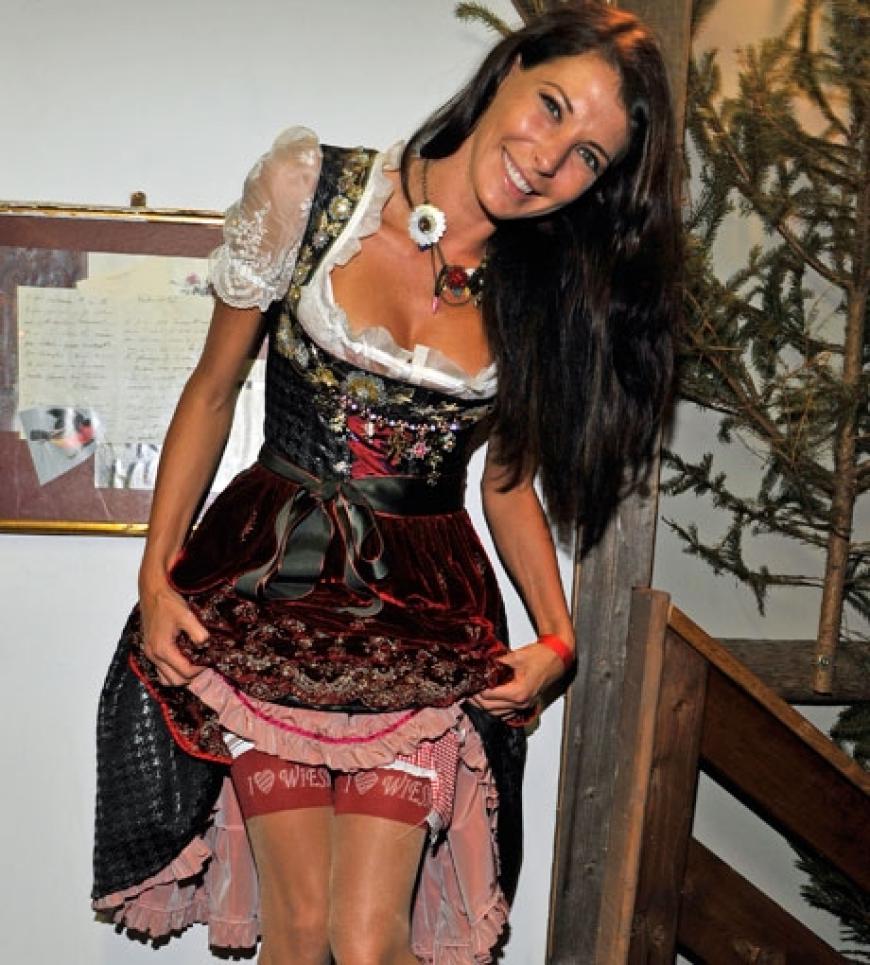 Zünftig in dunkler Tracht und mit Strumpfband: Giulia Siegel