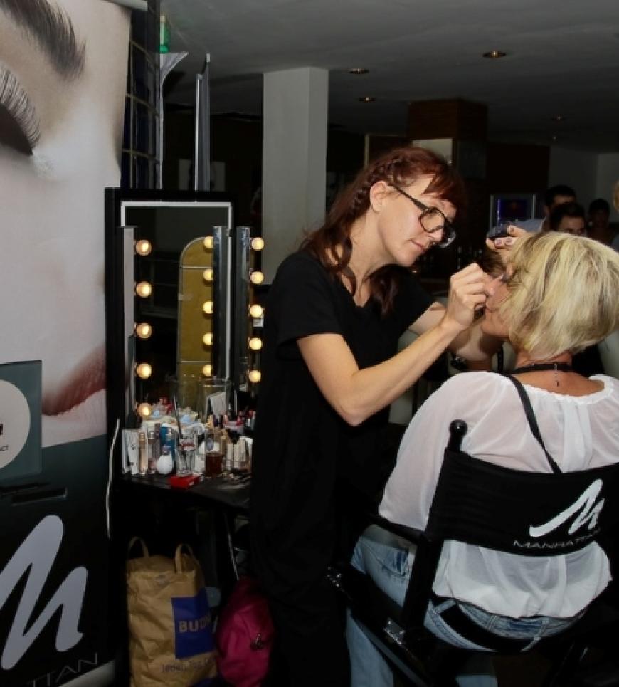 Und auch das Make-up wurde partytauglich geschminkt