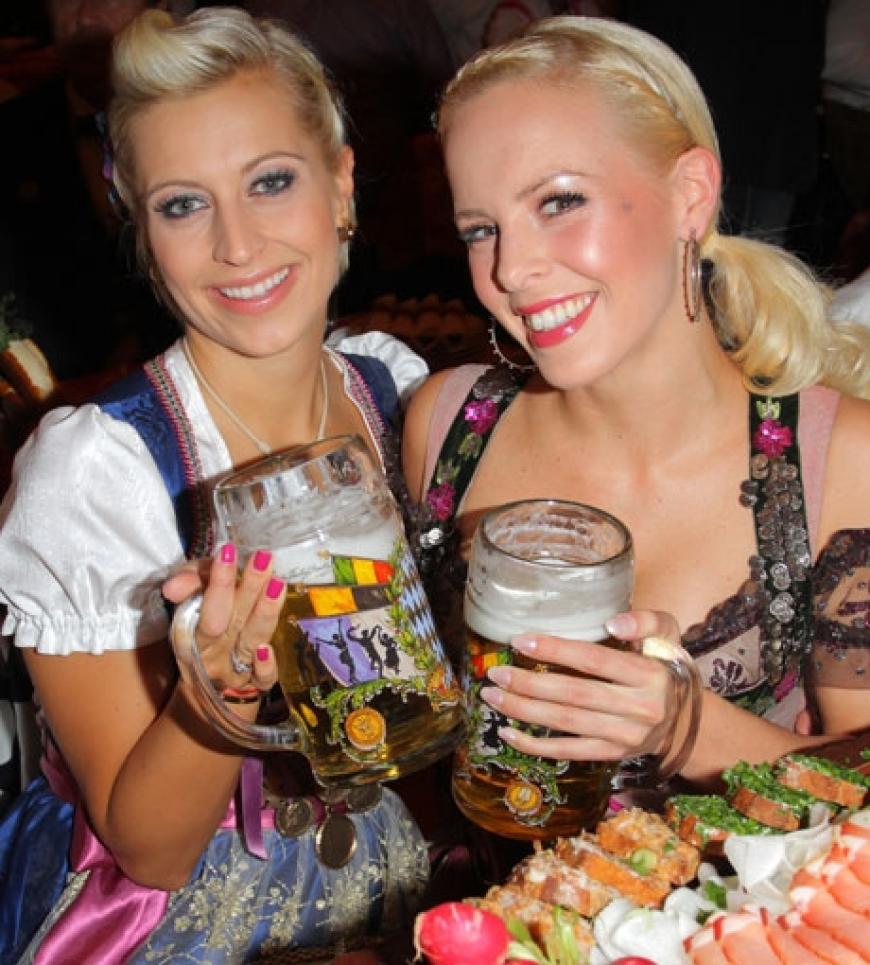 Ein Männertraum: Zwei Blondinen im sexy Dirndl und mit einer Maß in der Hand: Verena Kerth und Tänzerin Isabel Edvardsson