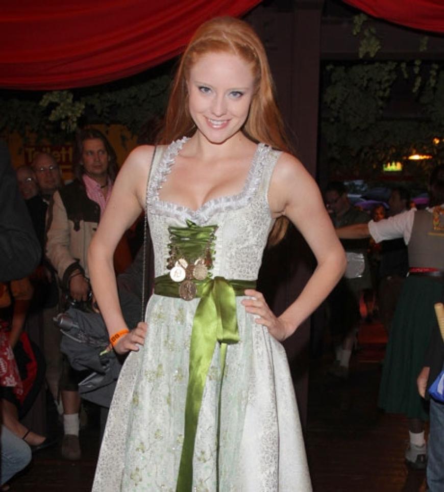 Fesch! Model Barbara Meier in Tracht