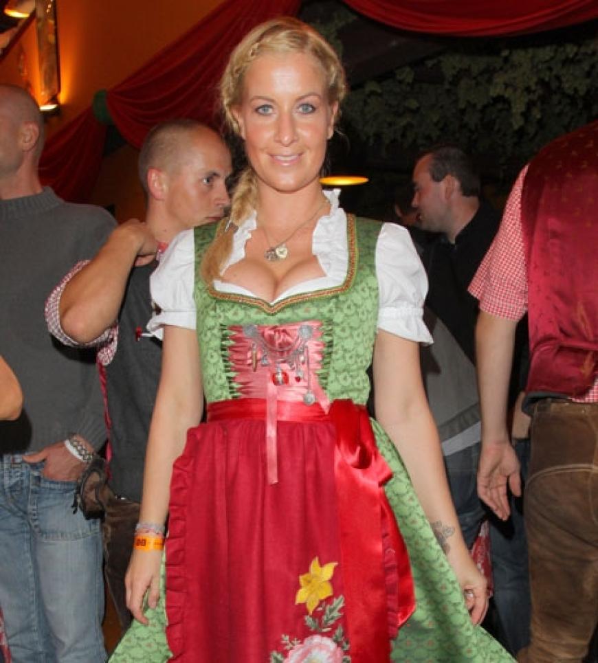 Ein wenig knalliger bevorzugte es hingegen Moderatorin Charlotte Engelhardt, die im Hippodrom feierte