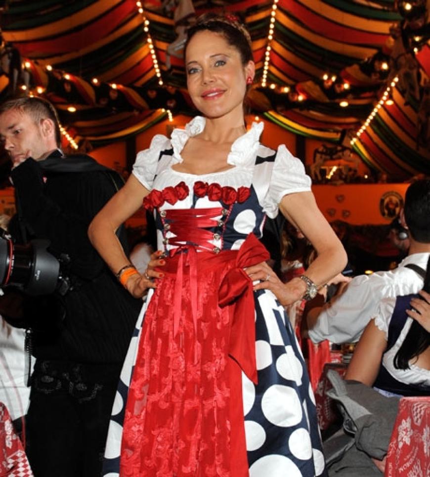 Autsch! Schauspielerin Doreen Dietel in einem fragwürdigen Dirndl