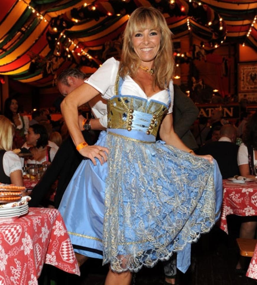 Moderatorin Gundis Zambo in einem blauen Drindl