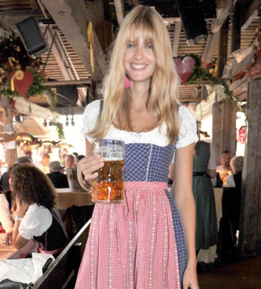 Ein echtes Wiesn-Mädel! Julia Stegner verdankt dem Oktoberfest eigentlich ihre Karriere. Denn hier wurde sie mit 15 Jahren von einem Modelscout entdeckt