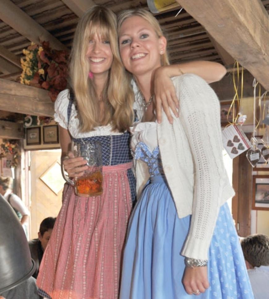 Gemeinsam mit ihrer Schwester Jeanette feierte Julia Stegner am Samstag im Käferzelt