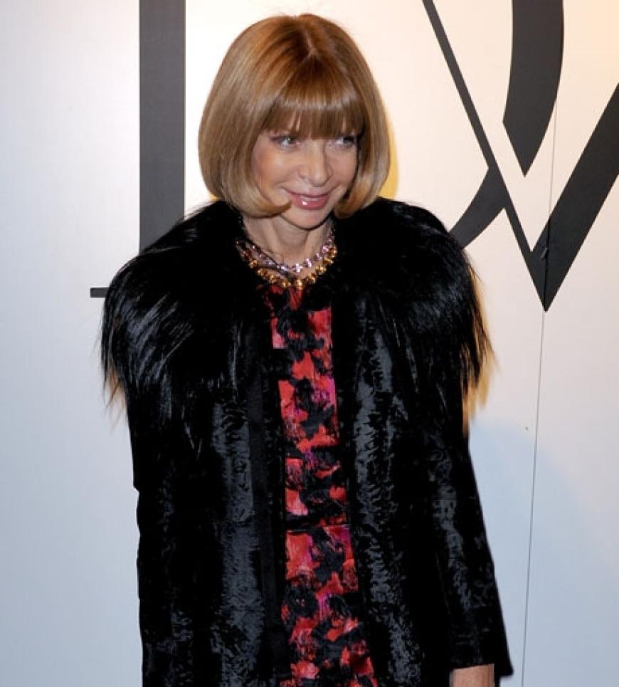 Anna Wintour mit Pelzmantel und einem (kleinen) Lächeln auf der