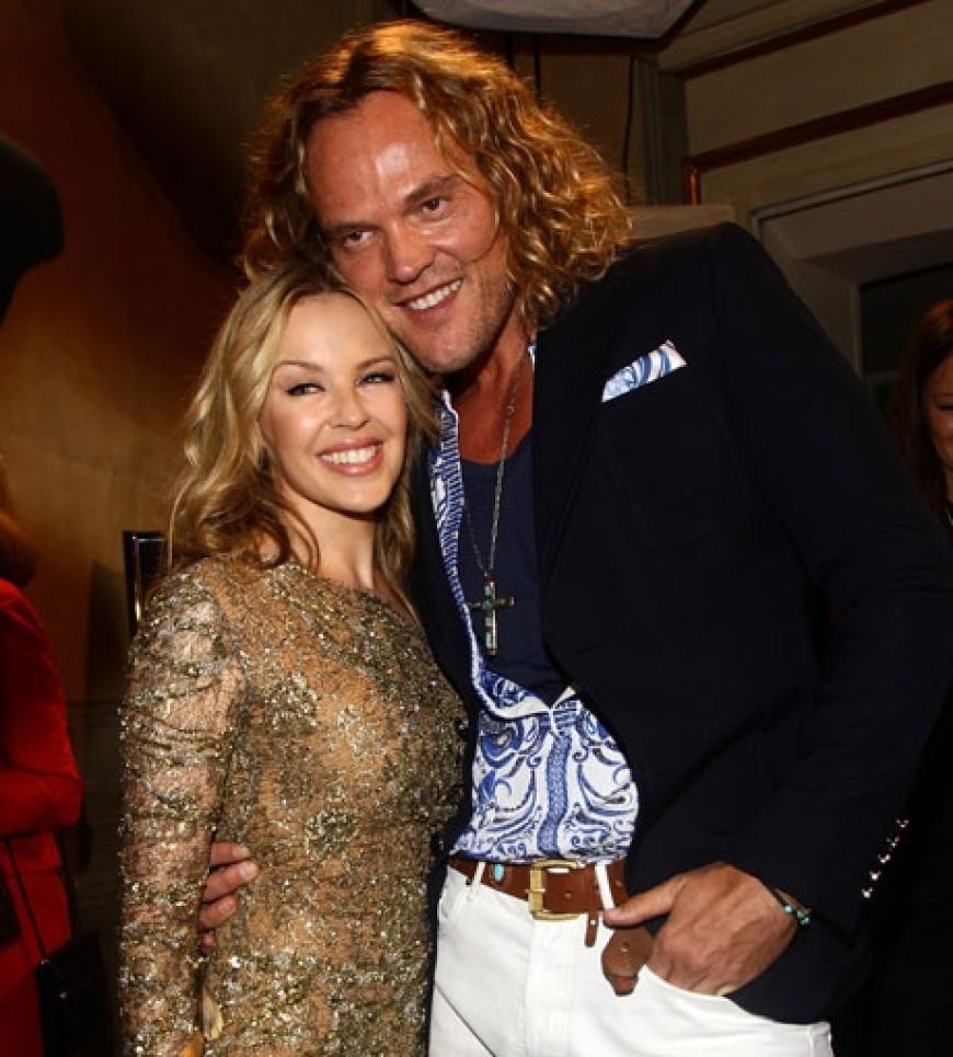 Der Große und die Kleine: Klylie Minogue im Arm von Pucci-Designer Peter Dundas