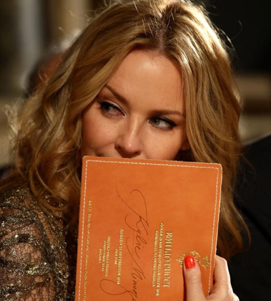 Kylie Minogue beobachtet aufmerksam, was Pucci auf dem Laufsteg zeigt