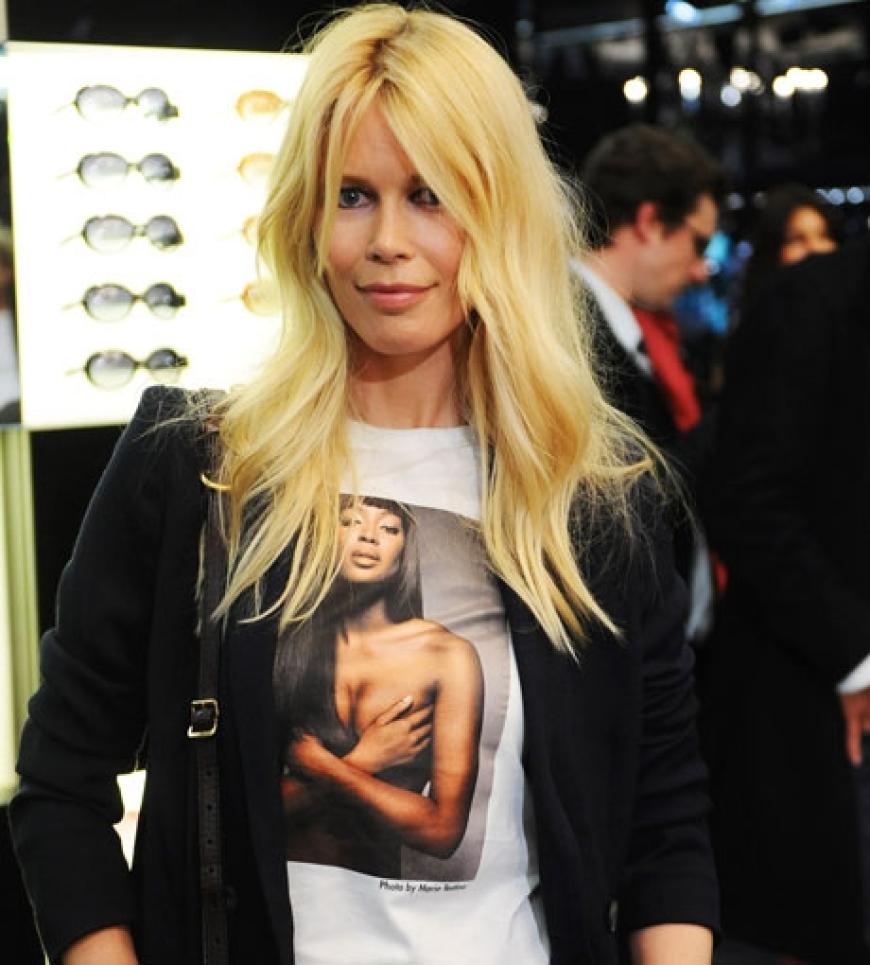 Claudia Schiffer ist ein Fan von Naomi Campbell! Bei der Feier zum 25-jährigen Dolce & Gabbana-Jubiläum trug sie ihr Bild auf dem T-Shirt