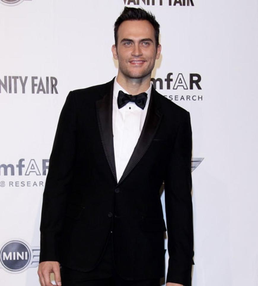 Schauspieler Cheyenne Jackson ganz klassisch mit Smoking und Fliege