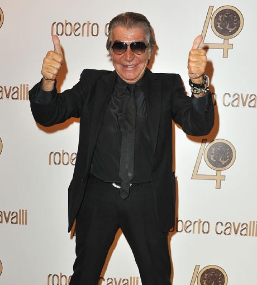 Daumen hoch: Designer Roberto Cavalli freute sich über die illustren Gäste