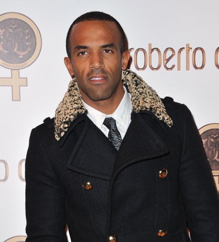 Sänger Craig David kam im schicken Doppelreiher-Mantel