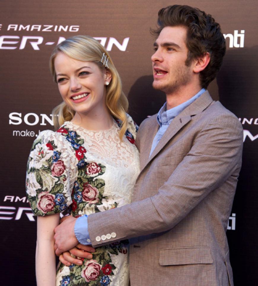 Privat hat Emily, wie sie mit bürgerlichem Namen heißt, ihr Glück mit Hollywood-Beau und Filmpartner Andrew Garfield gefunden. Ein unschlagbares Dream-Team, bei dem nicht nur die Kinokassen klingeln sondern bald auch die Hochzeitsglocken läuten!