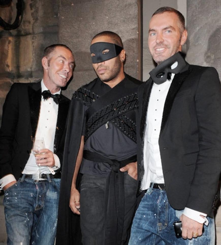 Das Designer-Duo von DSquared, Dan und Dean Caten, nehmen Lenny Kravitz in ihre Mitte