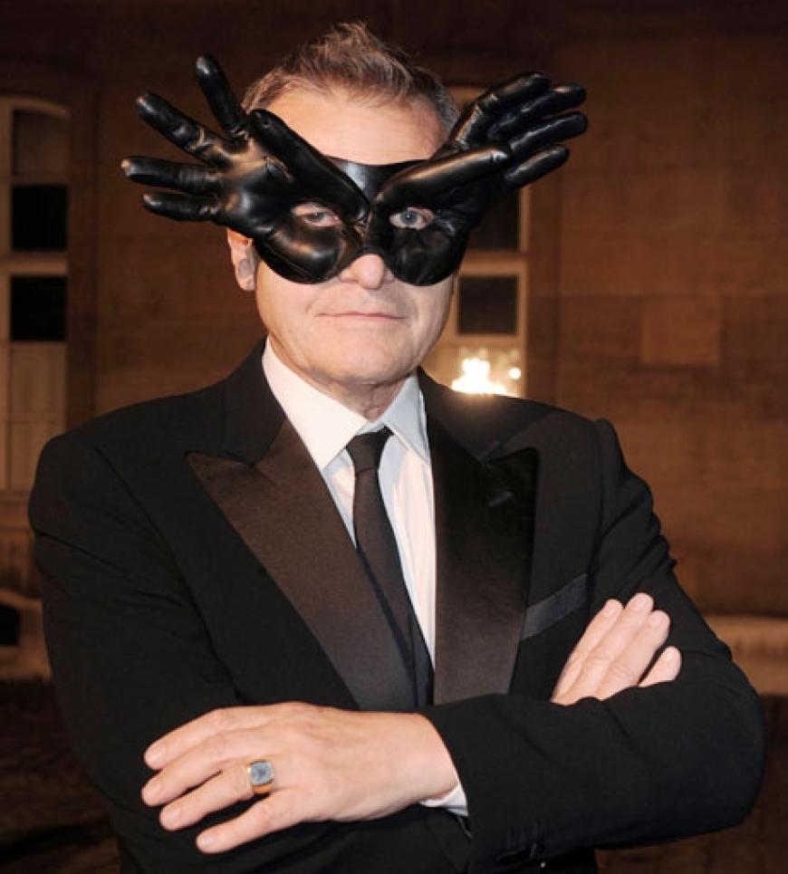 Hand drauf: Der französische Modedesigner Jean-Charles de Castelbajac entschied sich für dieses sonderbare Masken-Modell