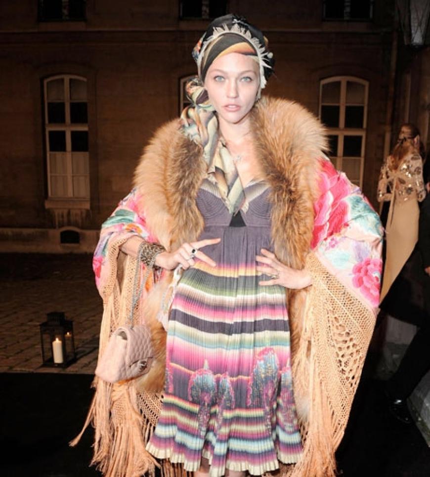 Ooops, hat da jemand die Einladungskarte nicht gelesen? Topmodel Sasha Pivovarova verzichtete auf Schwarz und kam im bunten Allerlei