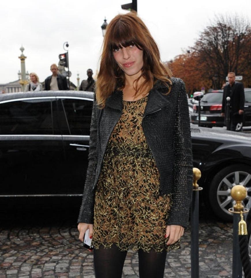 Soft-Rock: Schauspielerin Lou Doillon trägt zum leichten Kleidchen eine schwere Jacke mit Pailletten. Perfekter Herbst-Look!