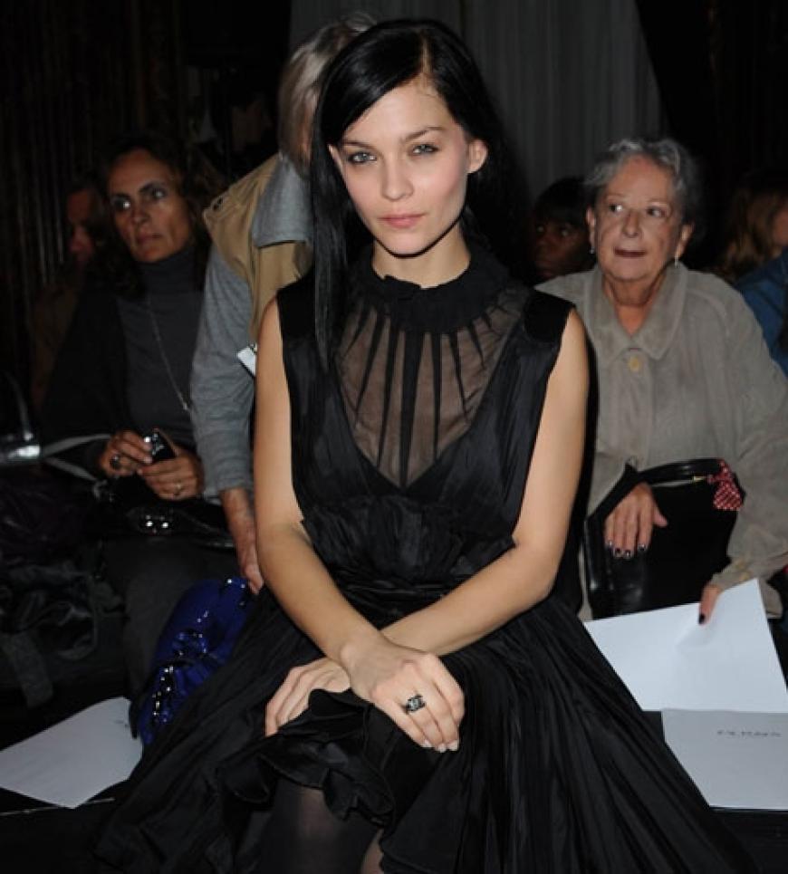 Ganz in schwarz: Leigh Lezark in der Frontrow