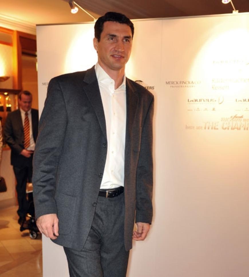 Wladimir Klitschko begrüßt die anwesenden Journalisten