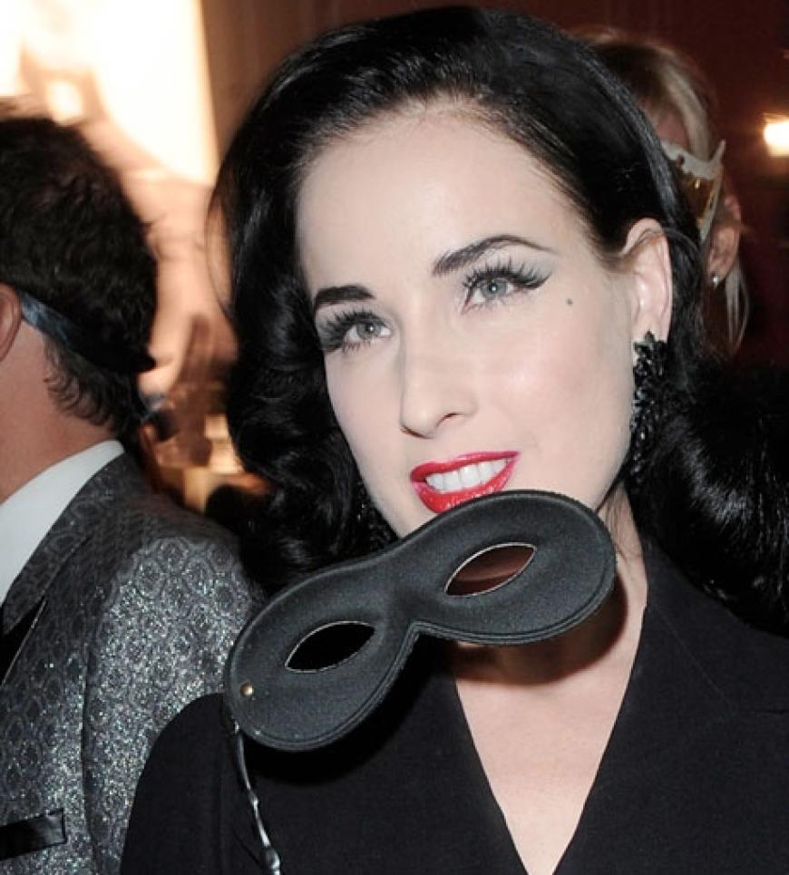 Zum 90. Jahrestag der französischen Modezeitschrift hieß das Motto: Maskenball. Und gerade Burleque-Tänzerin Dita von Teese liebt die sexy Verkleidung