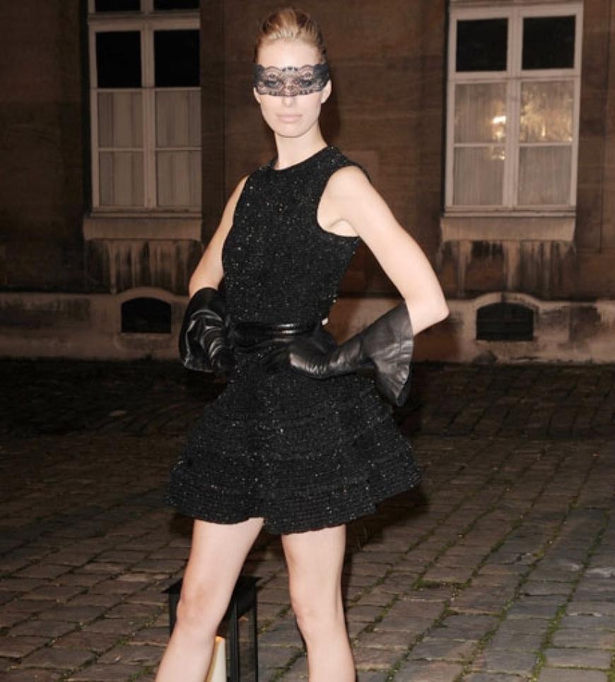 Verrucht mit Spitze: Topmodel Karolina Kurkova und ihre Masken-Interpretation