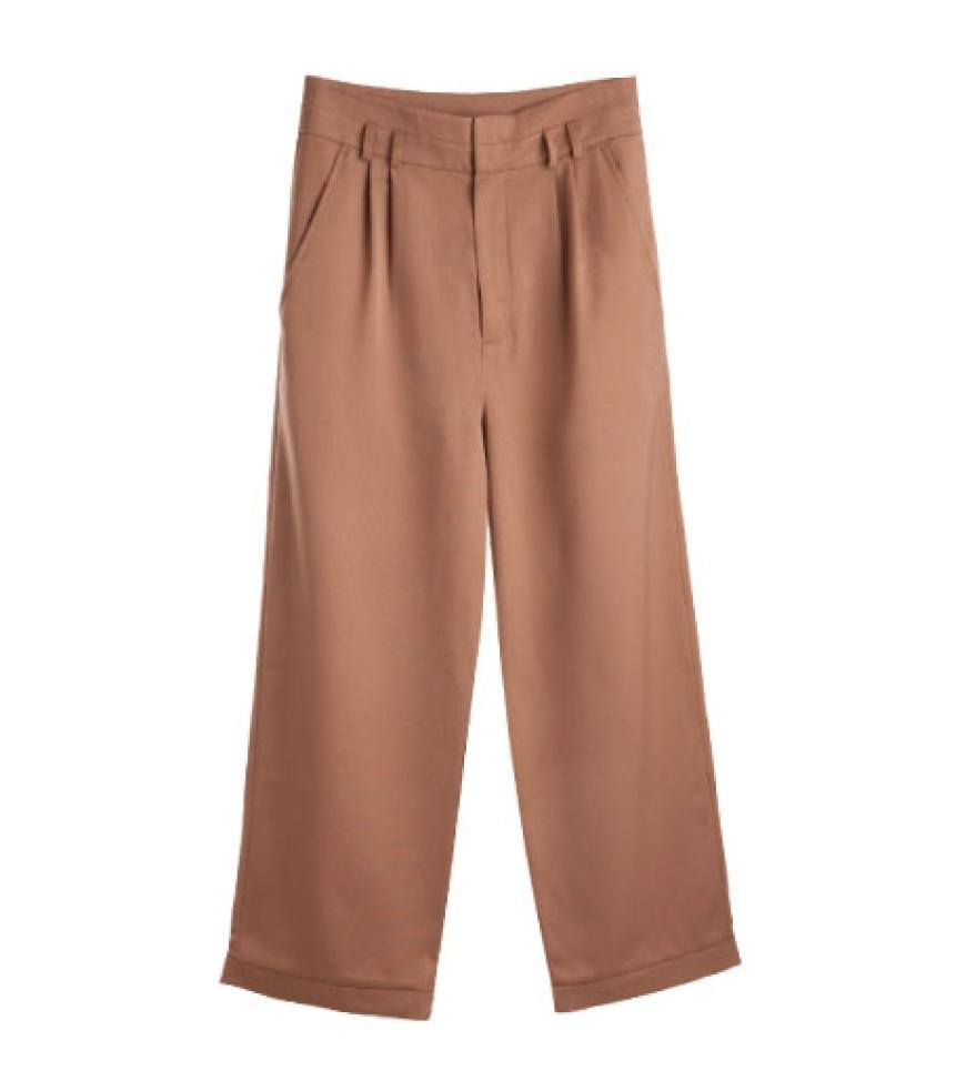 Camelfarben mit Bundfalten von Monki, ca. 35 Euro