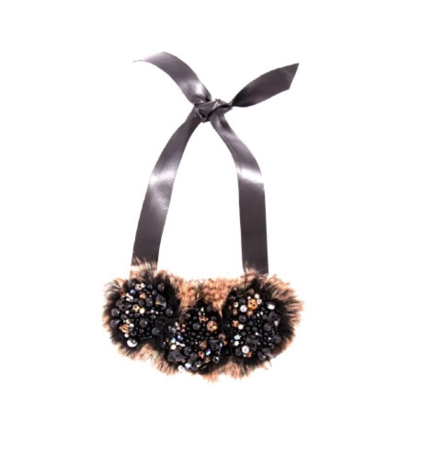 Lätzchenkette mit Lederband von Asos, ca. 35 Euro