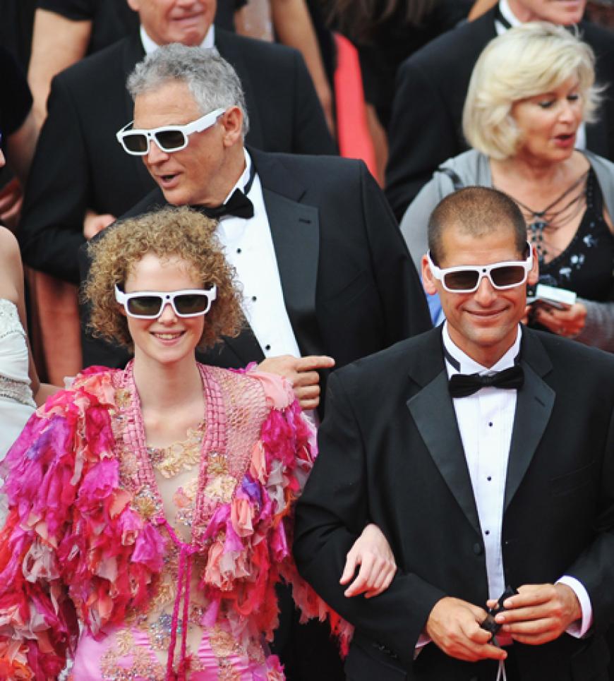 Ausgestattet mit einer 3D-Brille geht es zur Premiere von