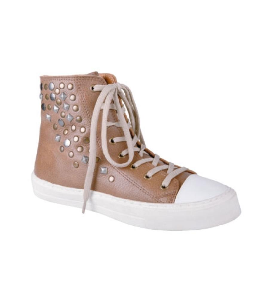 Das passt dazu: Nieten-Sneakers von Ilse Jacobsen, ca. 190 Euro