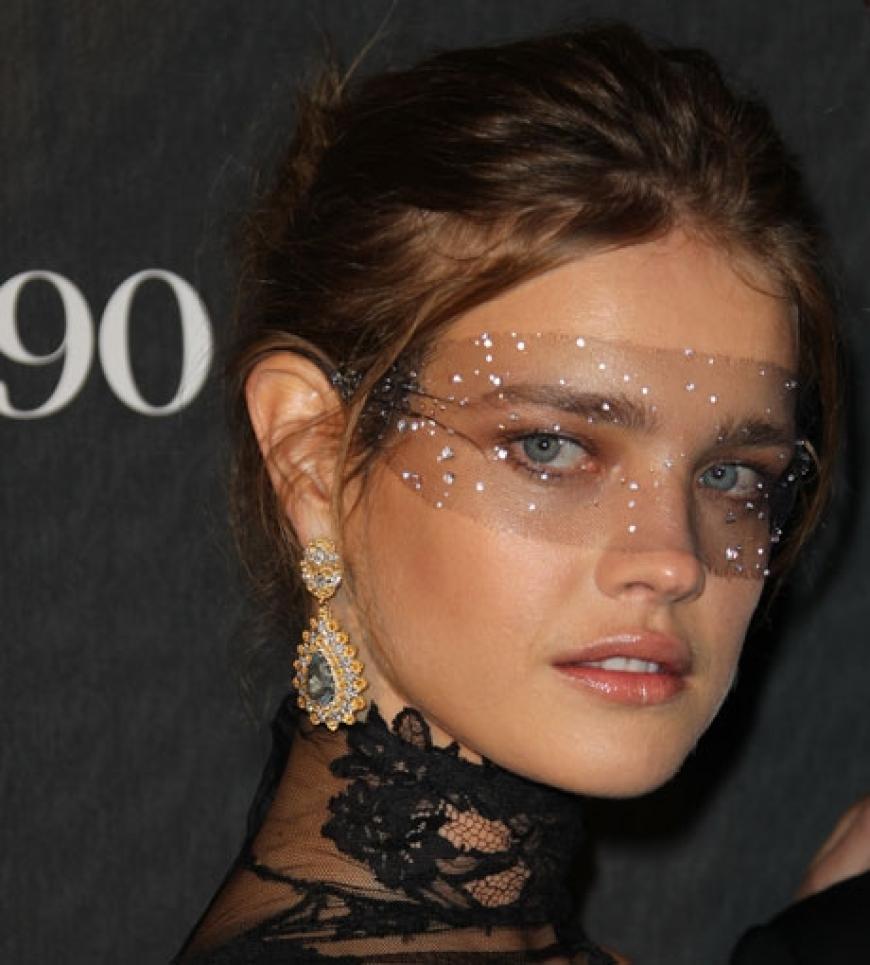 Das russische Topmodel Natalia Vodianova setzt auf zarte (und transparente) Eleganz