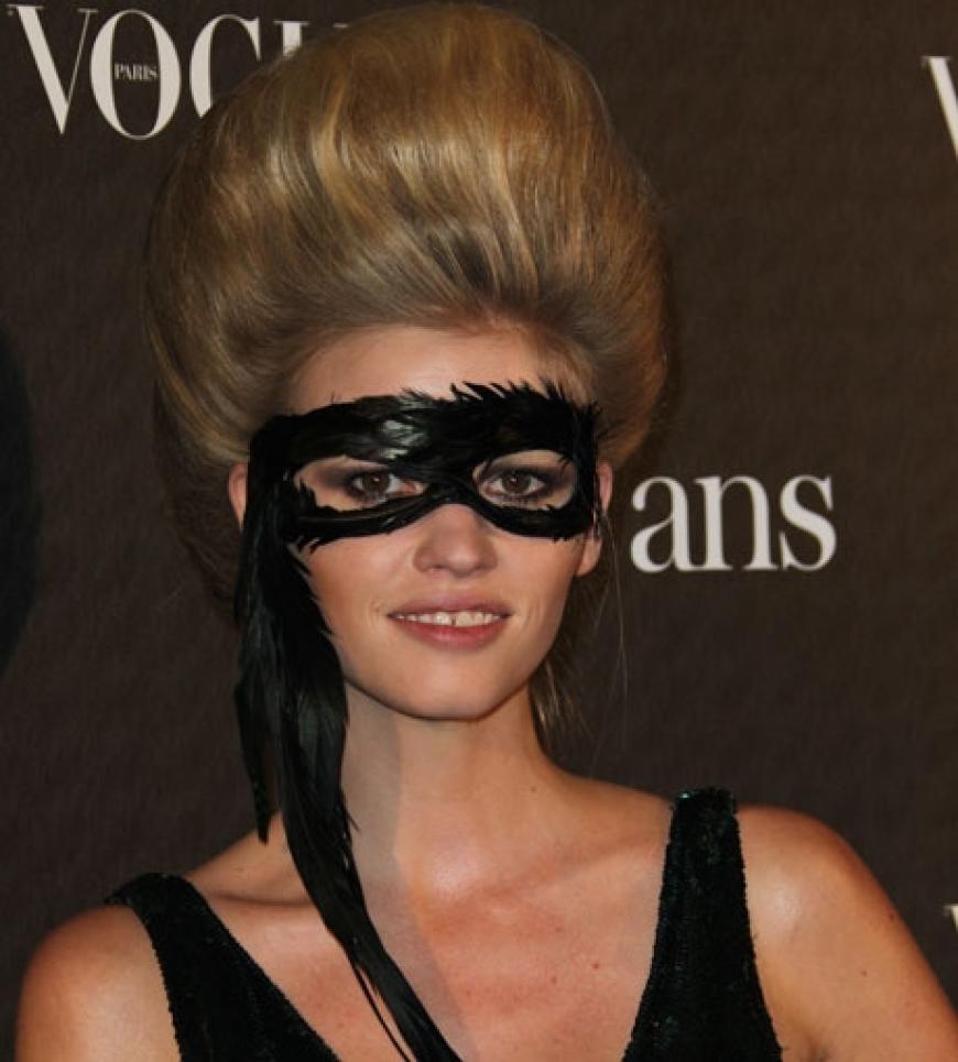 Lara Stone liebt es dramatisch und kam in einer Verkleidung à la Zorro