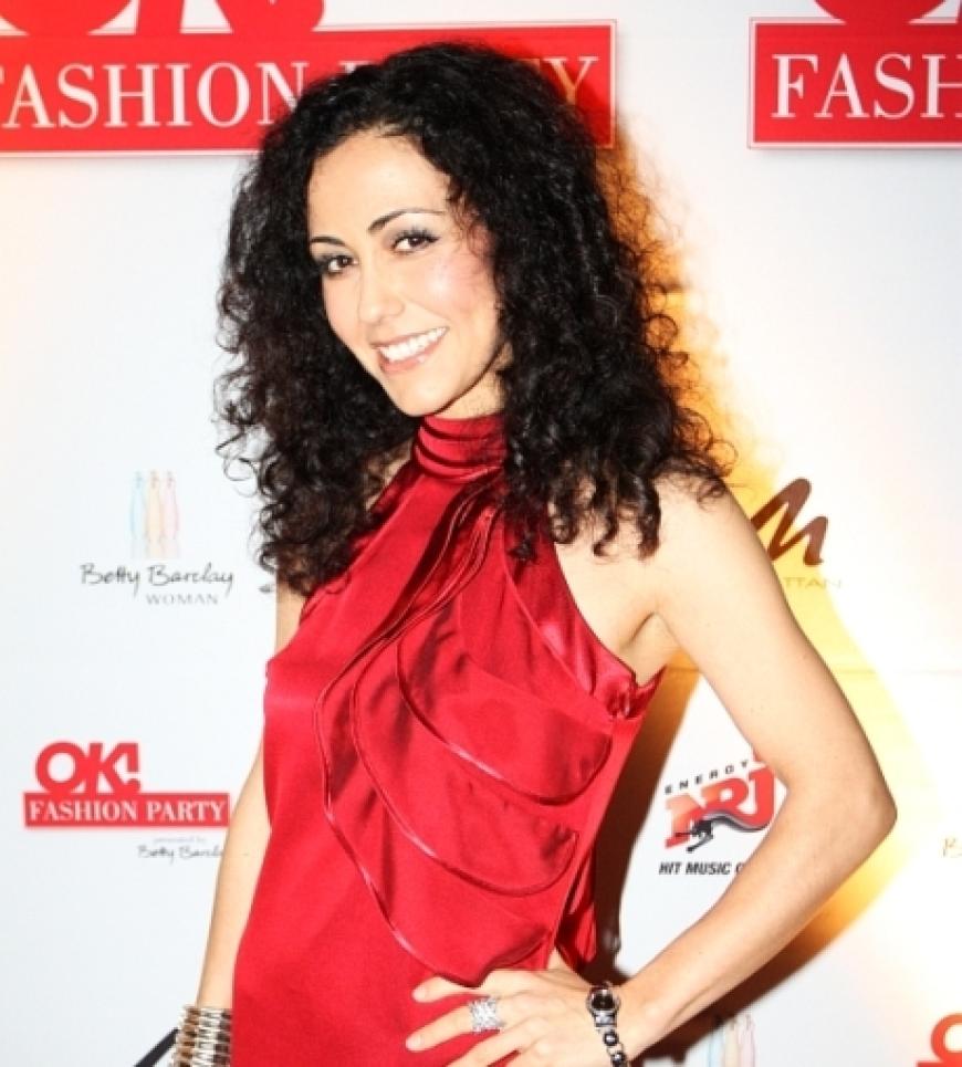 Star-Gast Anastasia kam im roten Seidenkleid von Betty Barclay