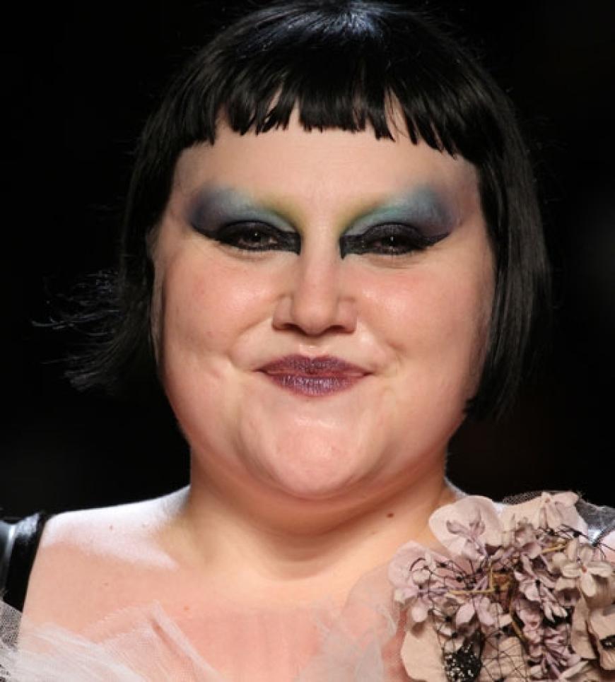 Models müssen immer spindeldürr sein und todernst gucken? Findet Beth Ditto nicht ...