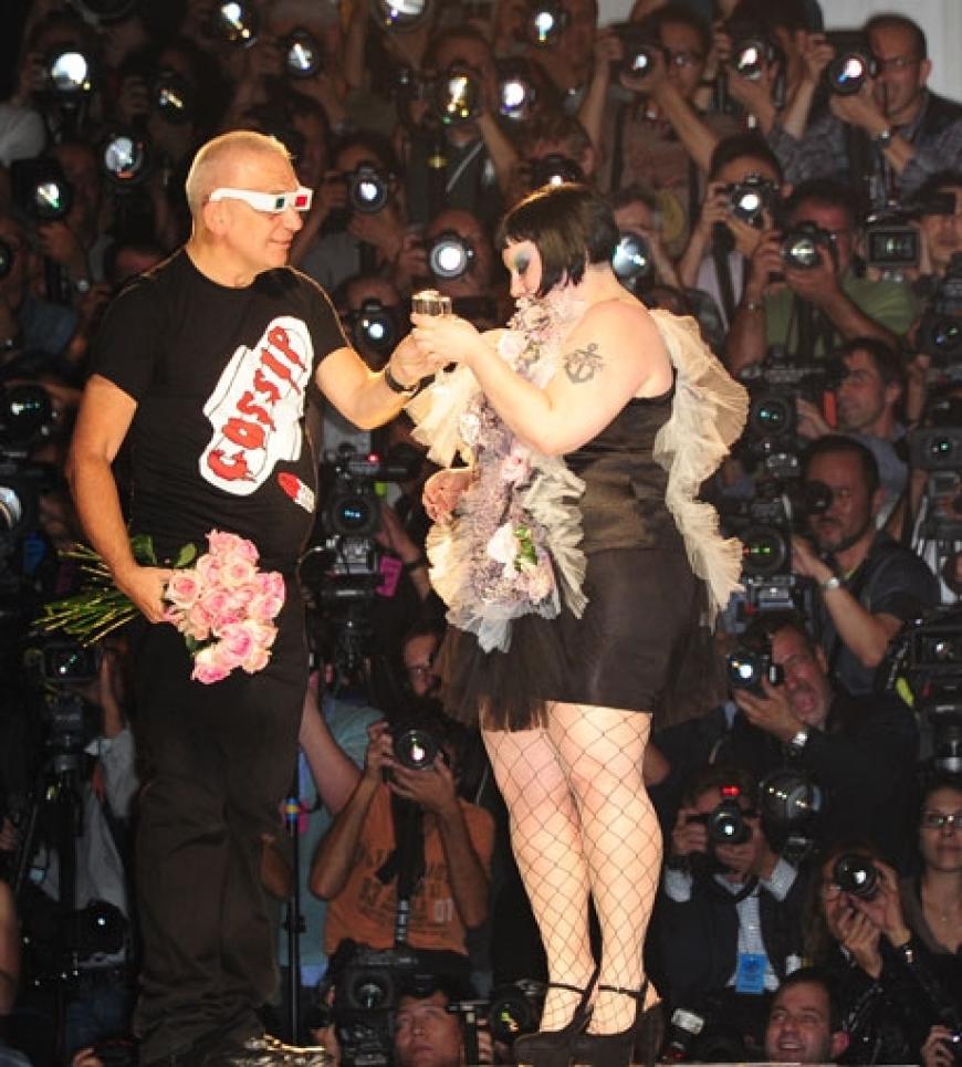 Da klicken die Kameras: Beth Ditto und Jean Paul Gaultier posieren für die Fotografen ...