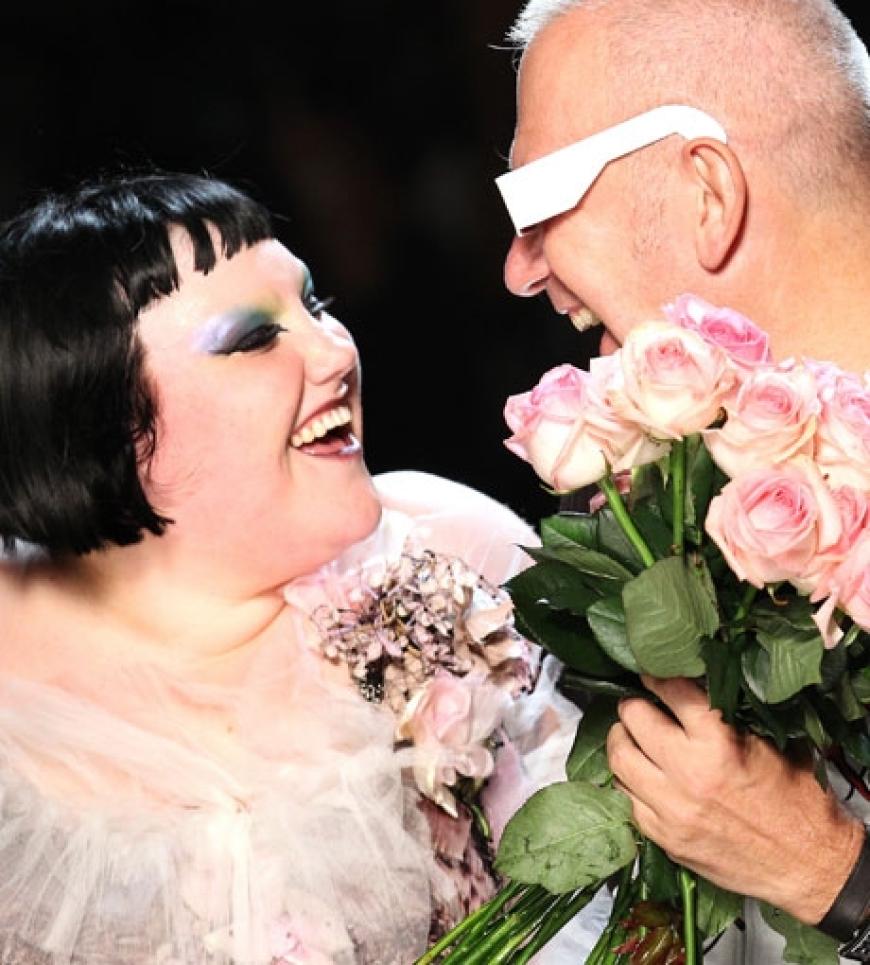 Eines der Highlights auf der Fashion Week in Paris: Beth Dittos Auftritt für Jean Paul Gaultier