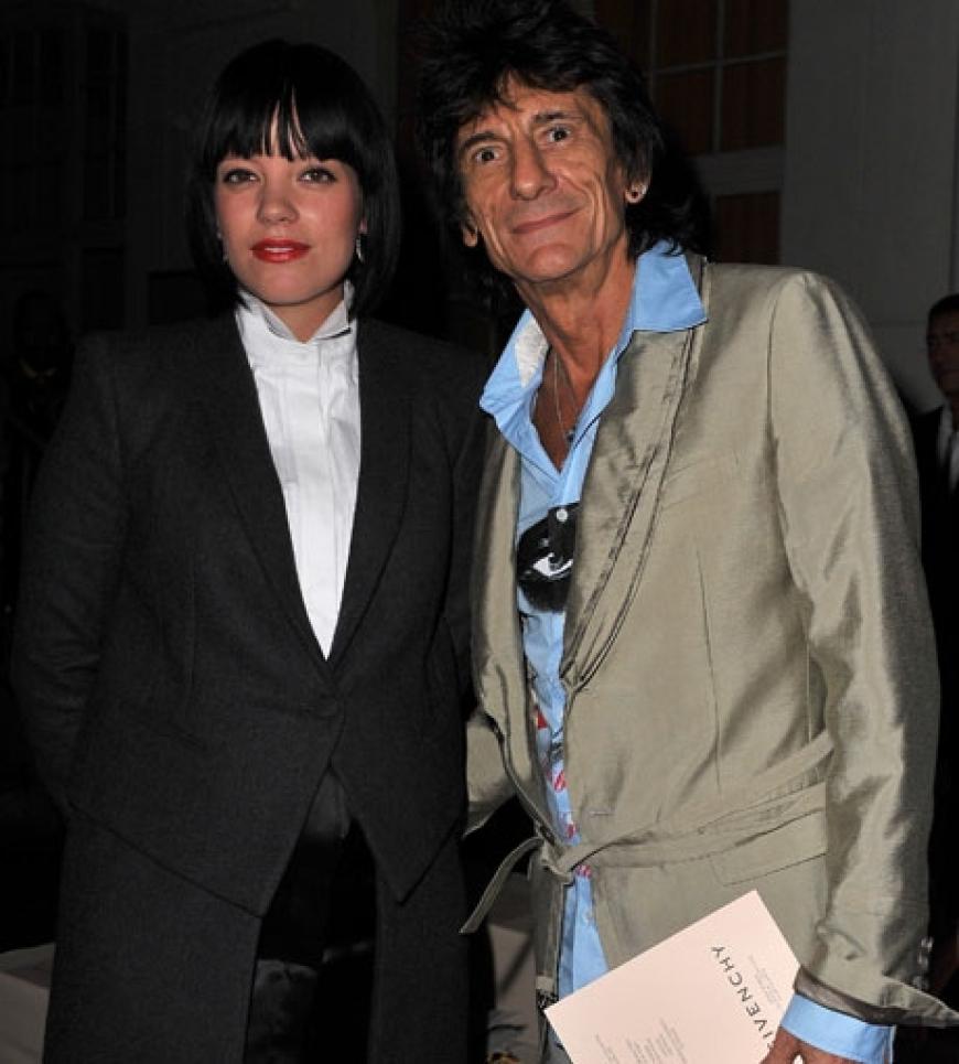 Baby-Alarm auf der Fashion Week in Paris! Neben der schwangeren Designerin Stella McCartney zeigte sich auch Sängerin Lily Allen hochschwanger.