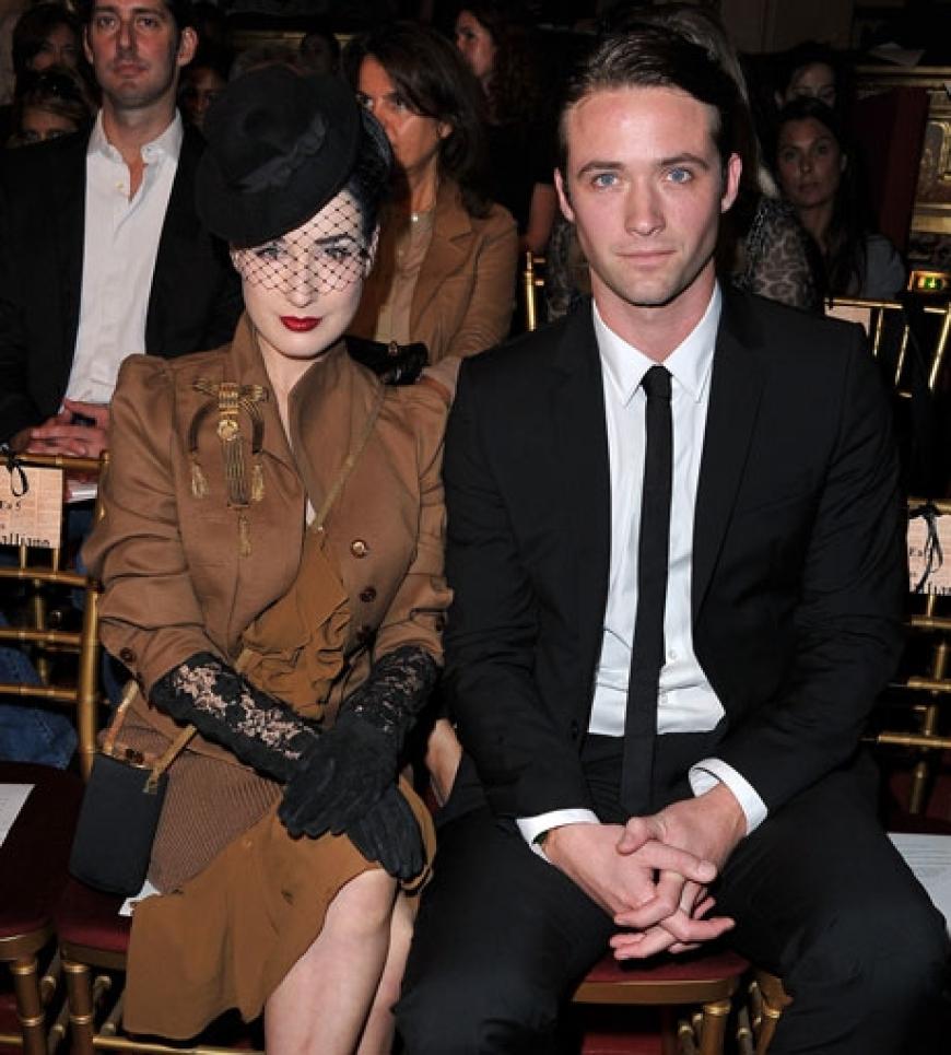 Dita Von Teese mit Louis-Marie de Castelbajac in der Frontrow