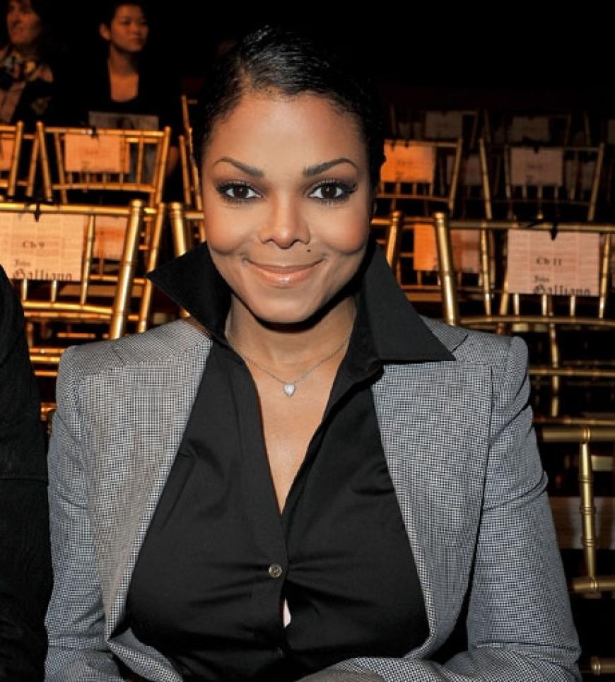 Überraschungsgast Janet Jackson trägt die Haare inzwischen kurz