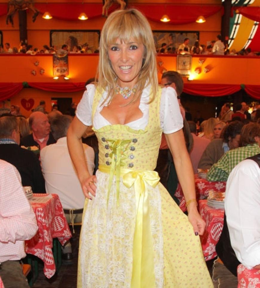 Moderatorin Gundis Zambo entschied sich zum Ende der Wiesn für ein gelbes Dirndl