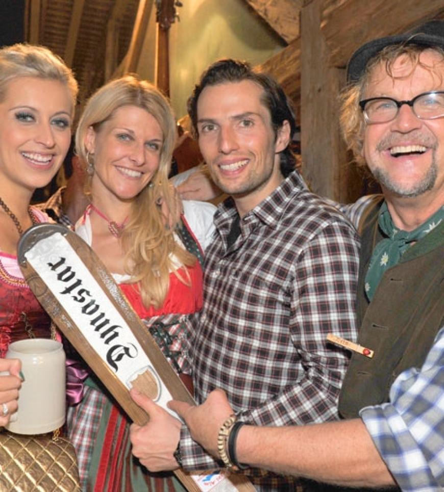 Medienmanager Martin Krug seine Freundin Verena Kerth, Model Natascha Grün und der Produzent Quirin Berg feiern am Samstag in auf dem Oktoberfest im Käferzelt