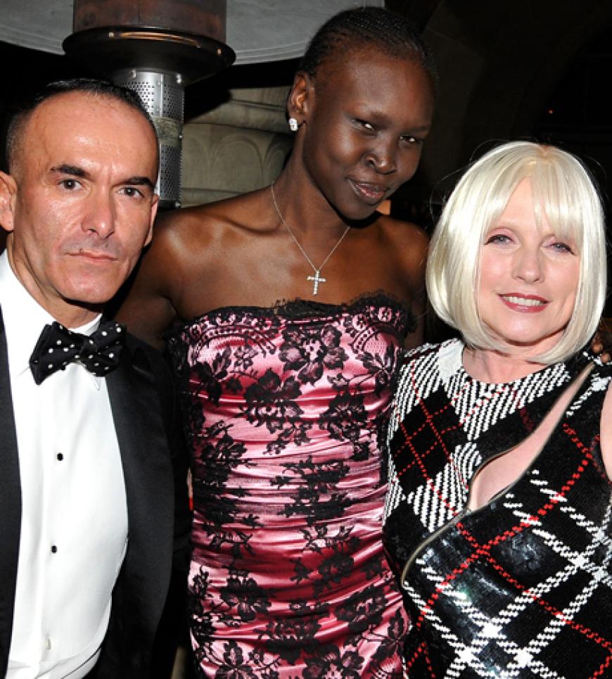 Paolo Diacci, Topmodel Alek Wek und Deborah Harry stellten sich für ein Foto auf